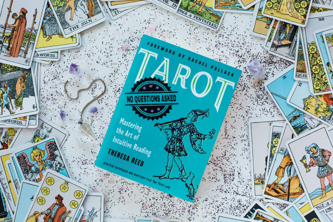 Tarot: No Questions Asked - Mastering The Art Of Intuitive Reading ...