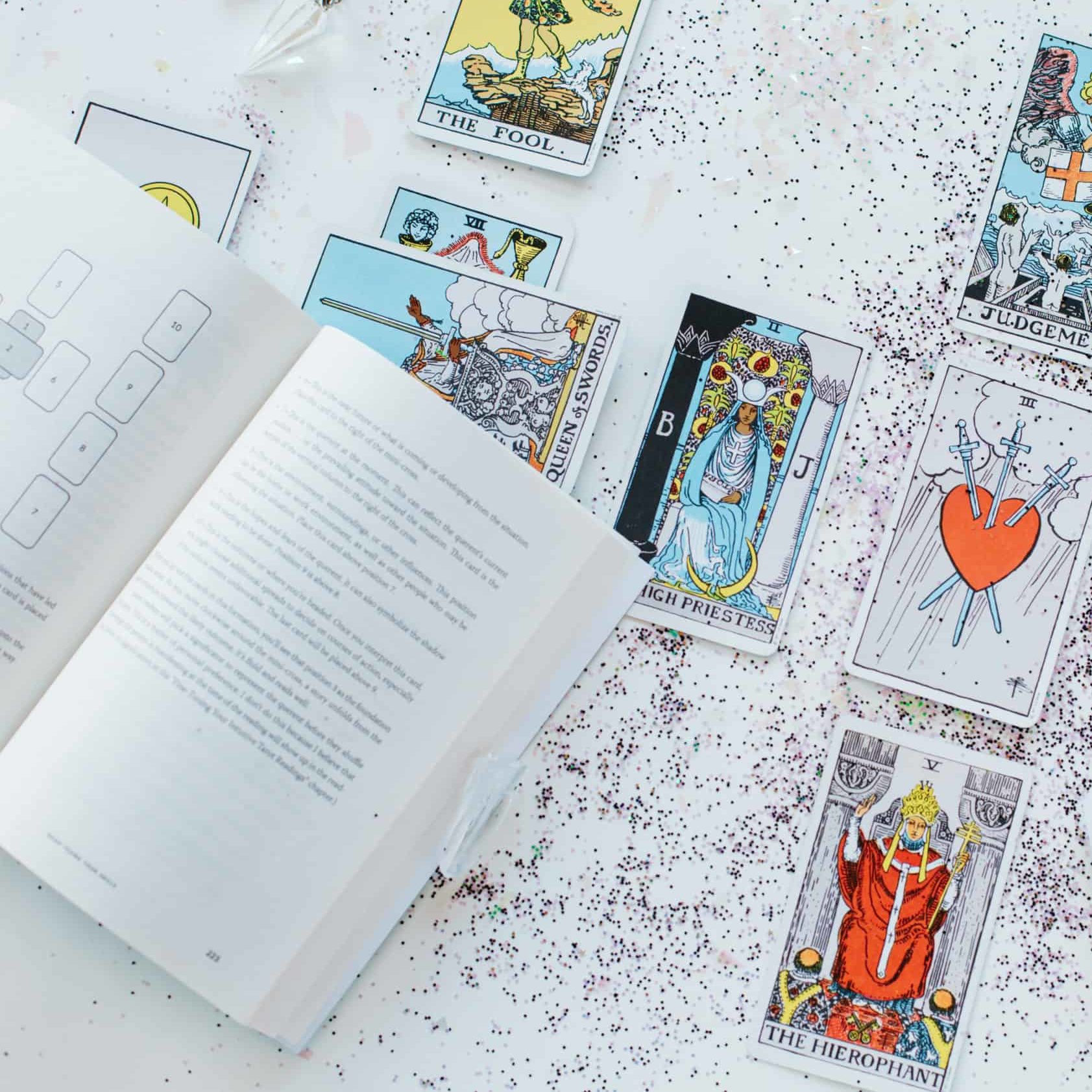 Tarot: No Questions Asked - Mastering the Art of Intuitive Reading 